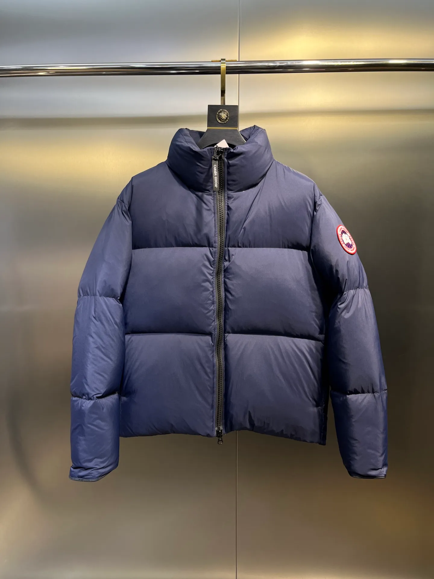 P800 Canada gooes】Large Goose Sleeve Stand Collar Down Jacket The Lawrence Down Jacket provides essential protection for everyday adventures. Delicately soft fabric, this is a water-repellent fabric that is soft to the touch yet durable. Filled with extremely fluffy white duck down. This piece has a quilted body and structured down. Padded collar and reflective double-stripe grip tape. Extended hem and tucked-in inner rib-knit cuffs.  Size: XS-2XL